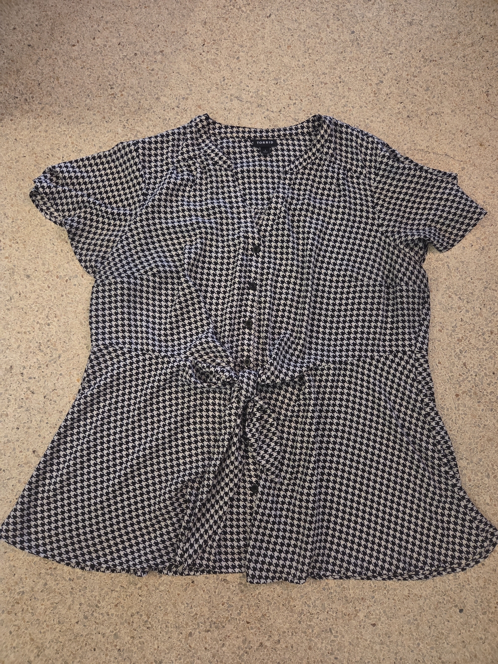 Torrid Houndstooth Tie-Front Women's Top Flutter Sleeve Size 1 Button Down